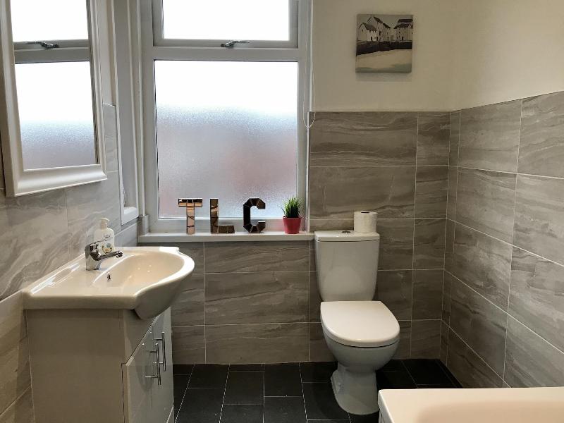 Stylish 3 Bedroom House Only 5 Mins From M6 M58 image