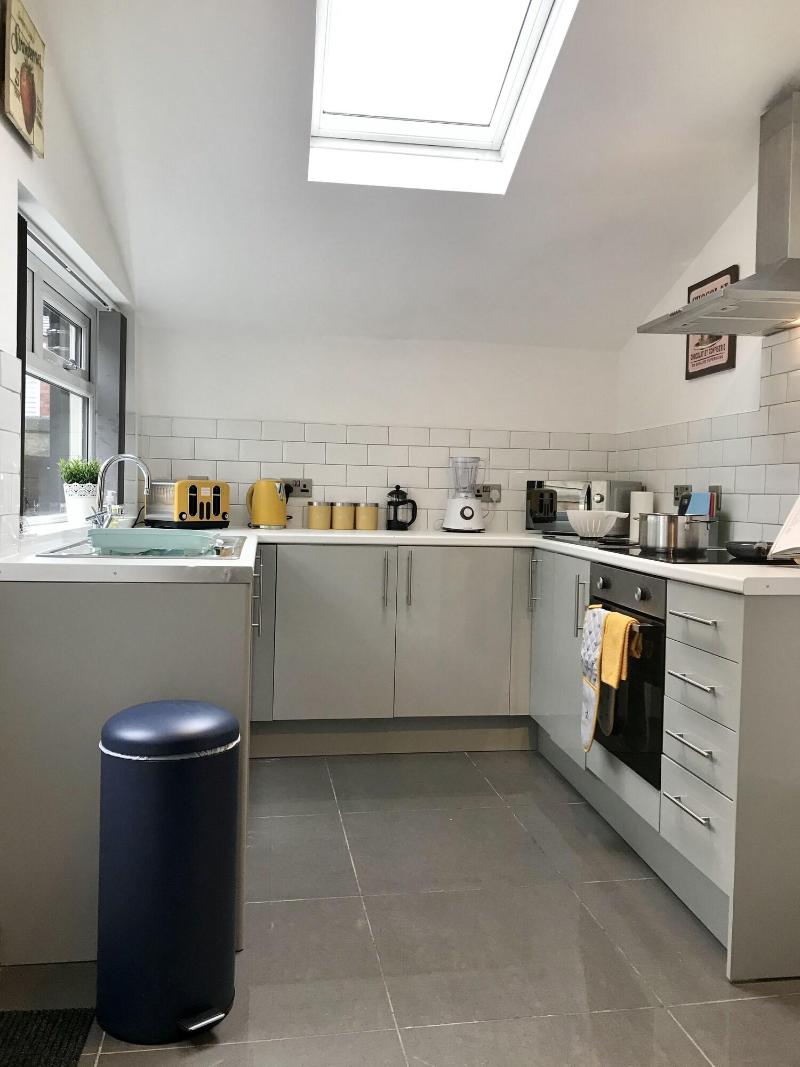 Stylish 3 Bedroom House Only 5 Mins From M6 M58 image