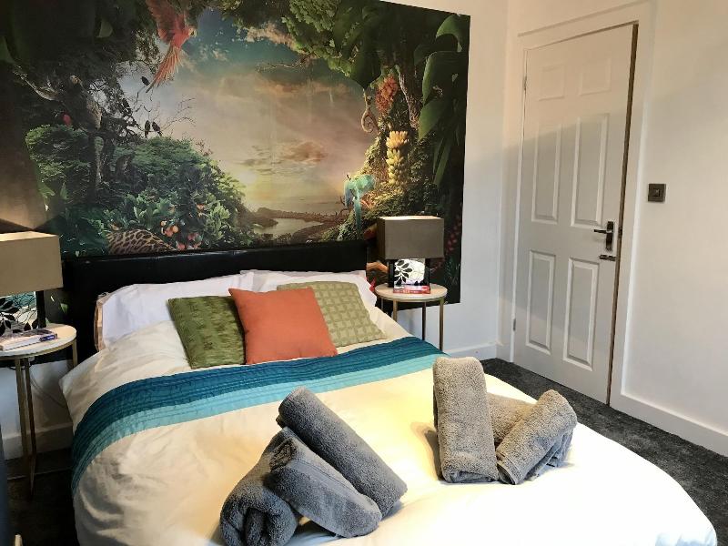 Stylish 3 Bedroom House Only 5 Mins From M6 M58 image
