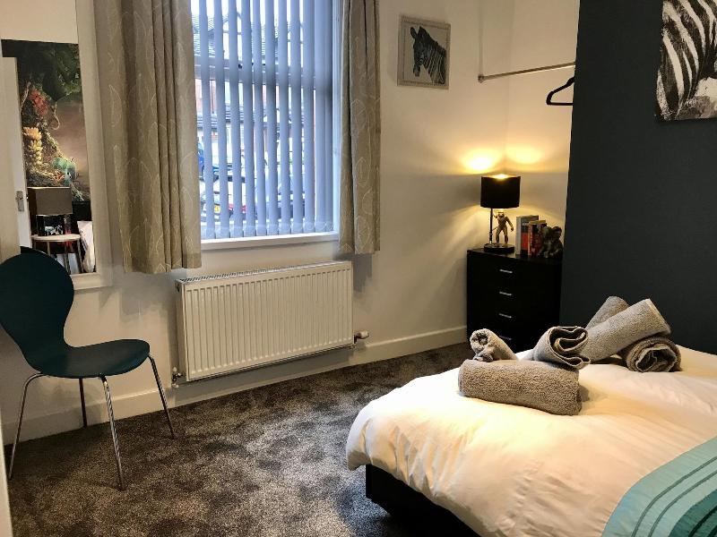 Stylish 3 Bedroom House Only 5 Mins From M6 M58 image