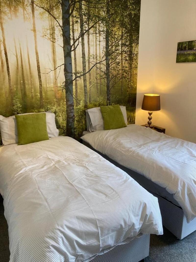 Stylish 3 Bedroom House Only 5 Mins From M6 M58 image