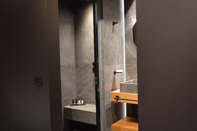 Nikiou Suites image