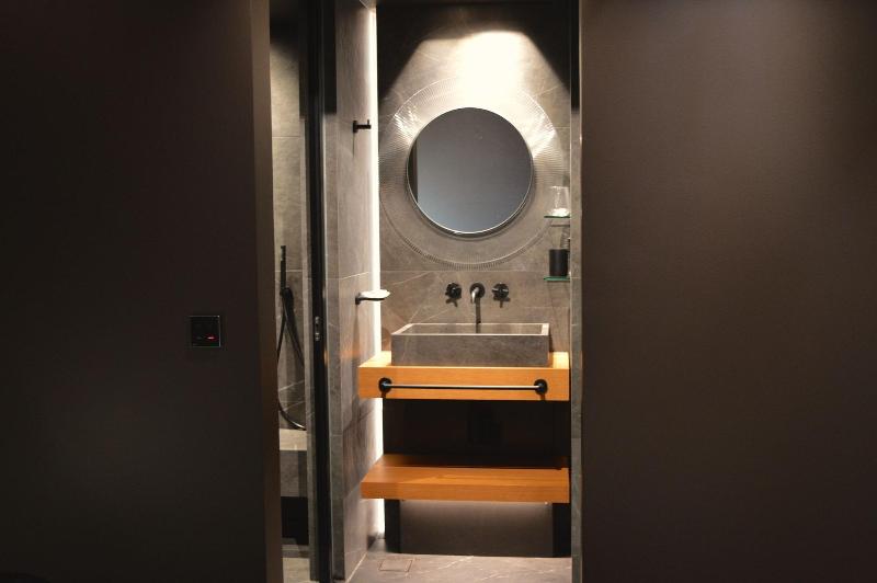 Nikiou Suites image