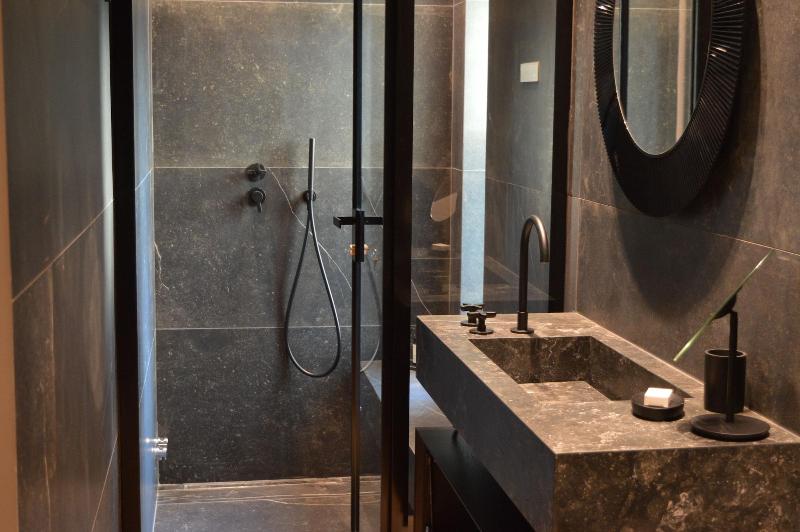 Nikiou Suites image