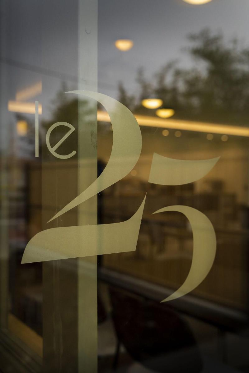 Hotel Le 25 image