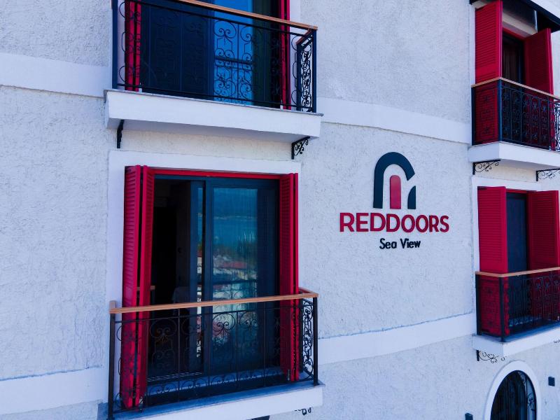 Reddoors Suites Sea View image