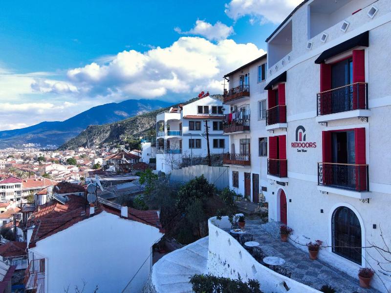 Reddoors Suites Sea View image