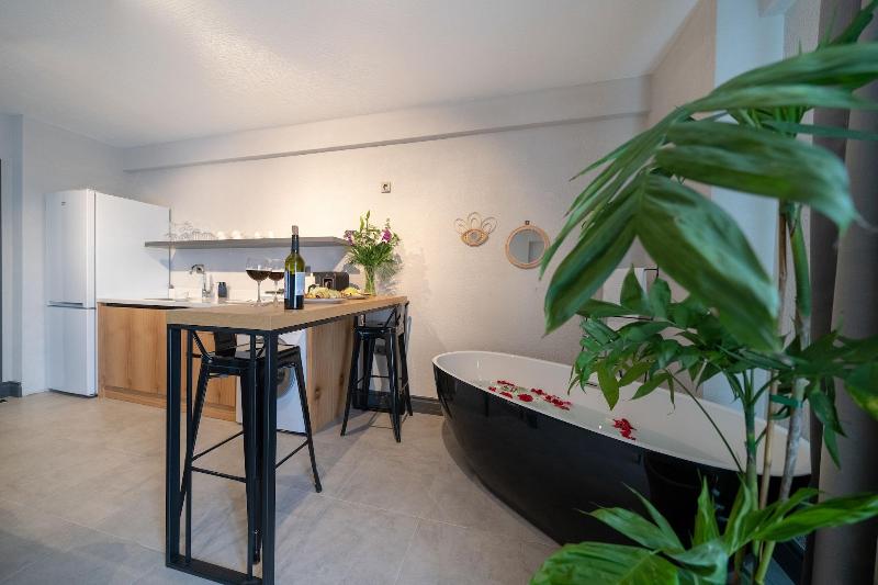 Reddoors Suites Sea View image
