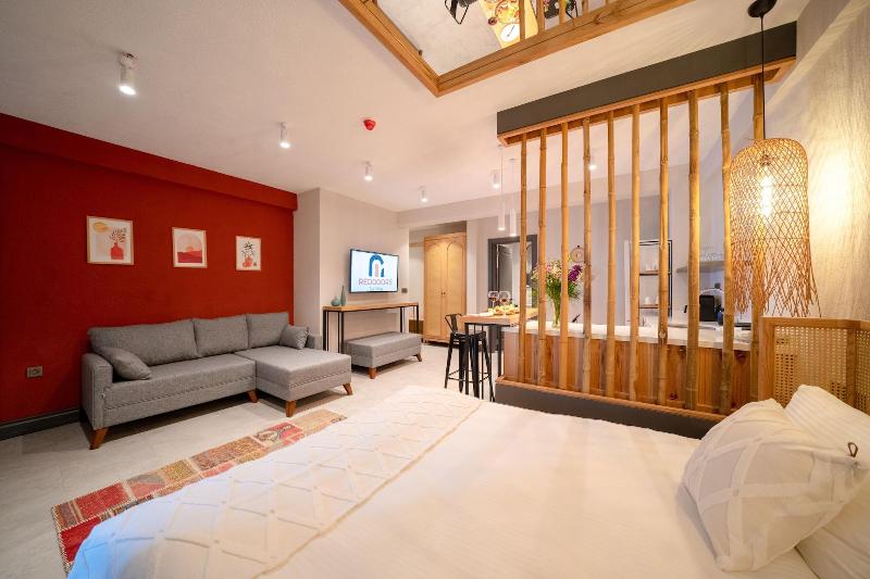 Reddoors Suites Sea View image
