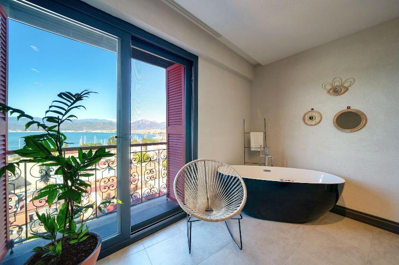 Reddoors Suites Sea View image