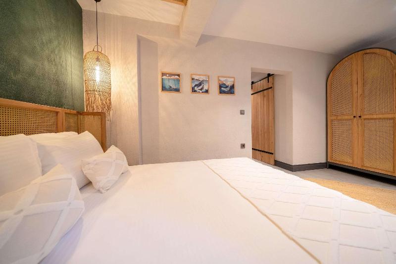 Reddoors Suites Sea View image