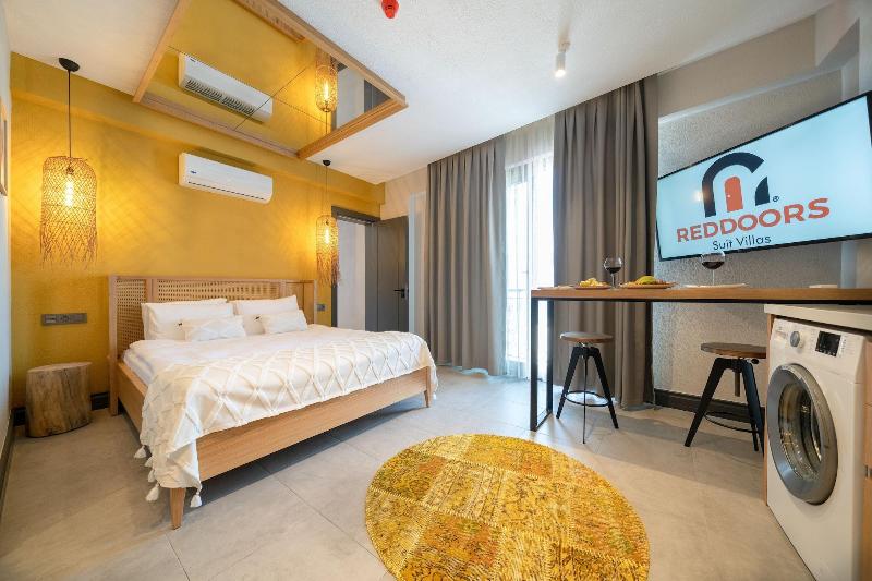 Reddoors Suites Sea View image