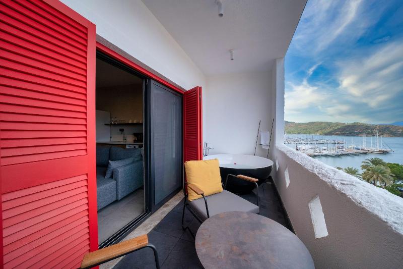 Reddoors Suites Sea View image