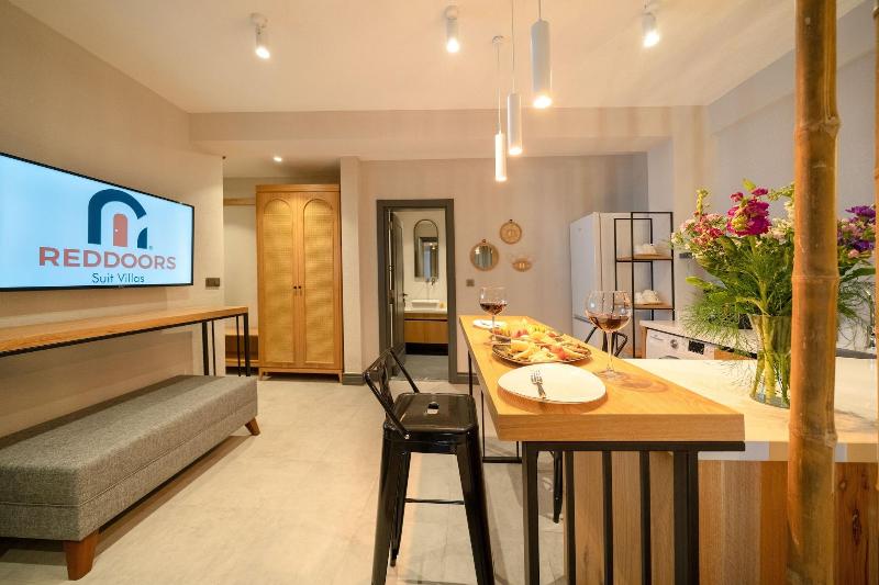 Reddoors Suites Sea View image