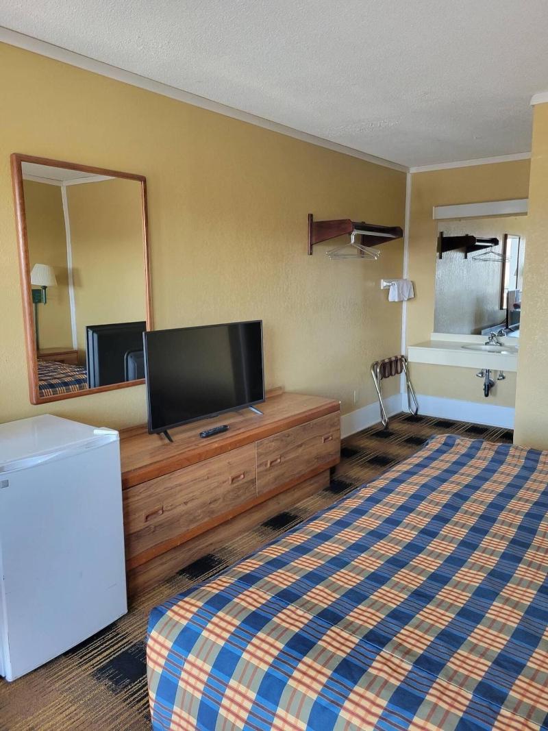 Smokies Motel image
