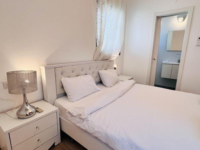 Elegant Apt With Balcony Sea View By Feelhome image