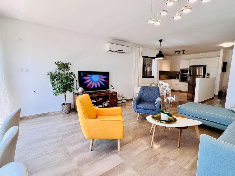 Elegant Apt With Balcony Sea View By Feelhome image