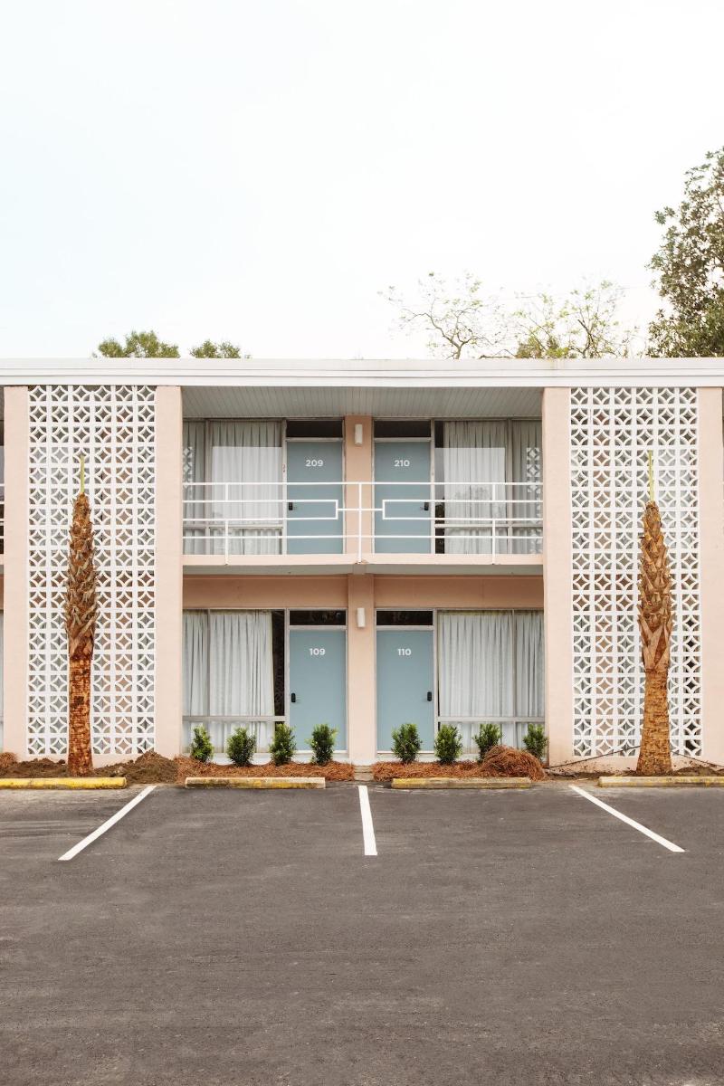 Starlight Motor Inn image