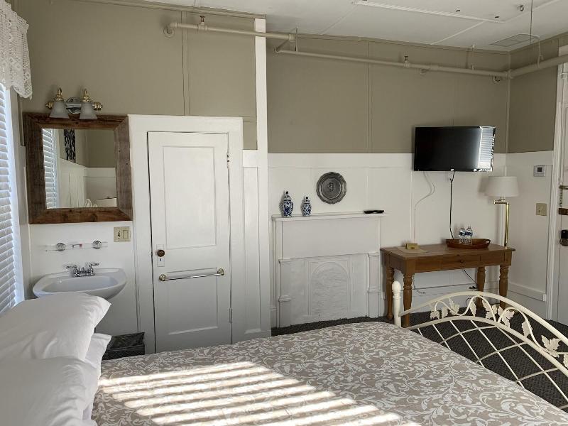 Woodbridge Inn Tavern image