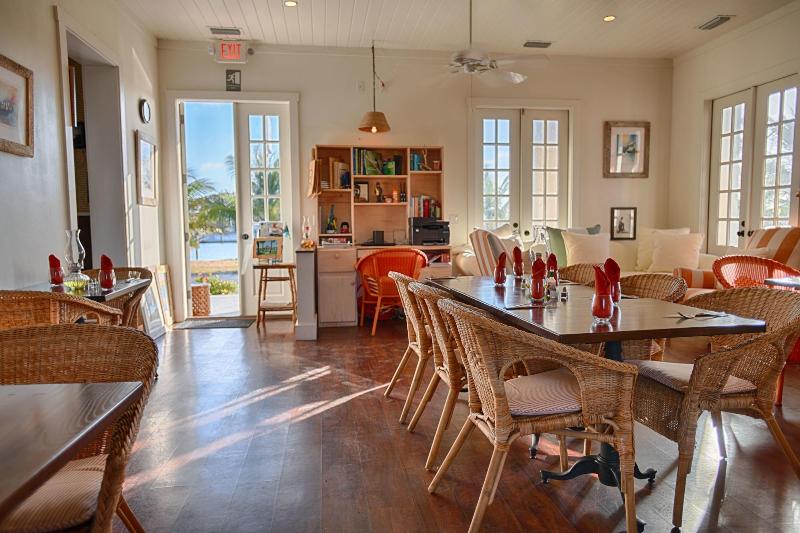 The Sandpiper Inn Cottages image