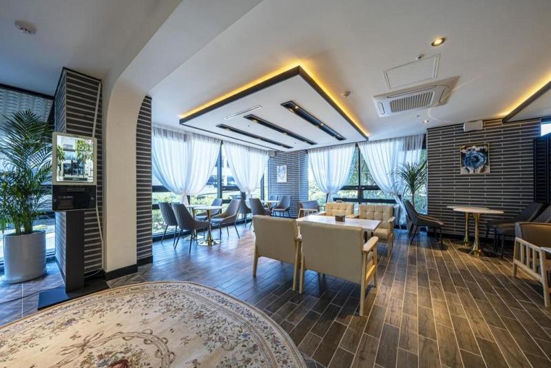 R B Business Hotel image
