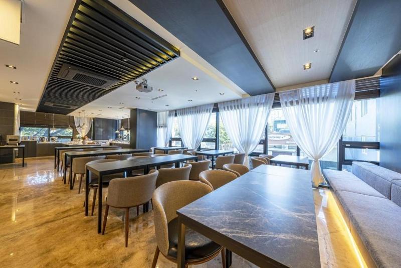 R B Business Hotel image