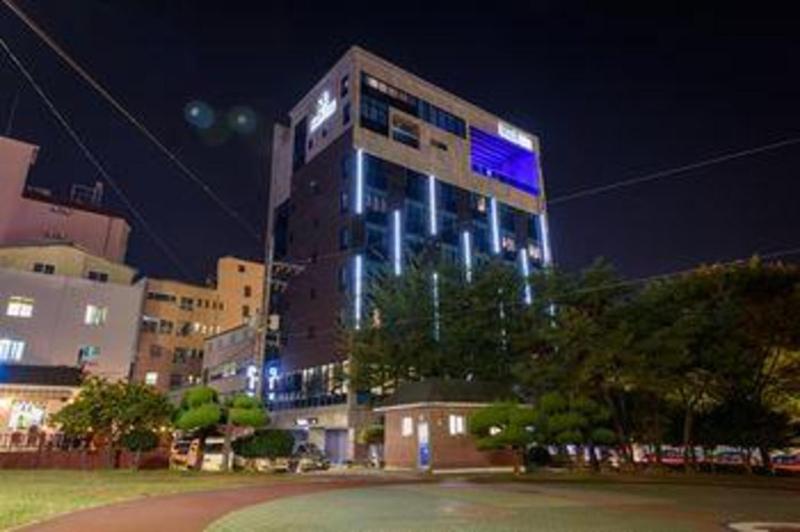 R B Business Hotel image