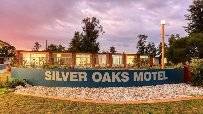 Silver Oaks Motel image