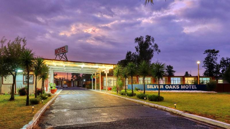 Silver Oaks Motel image