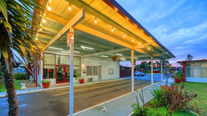 Silver Oaks Motel image