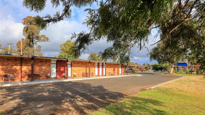 Silver Oaks Motel image