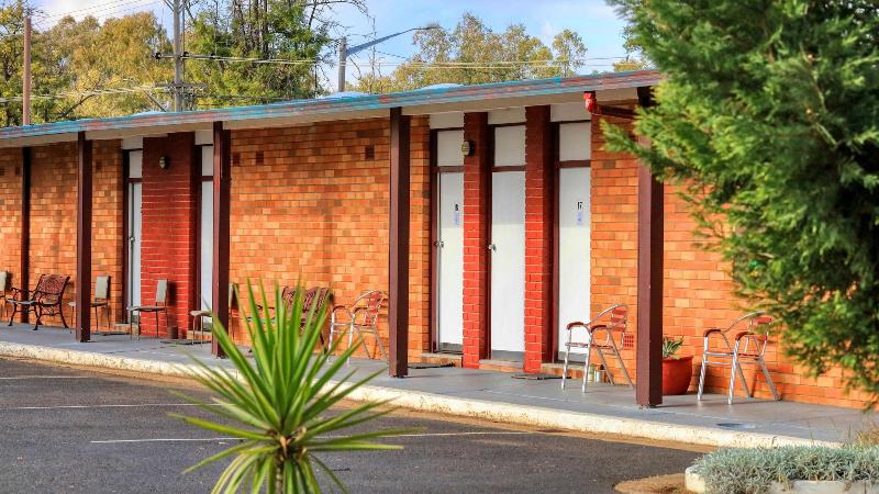 Silver Oaks Motel image
