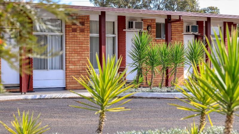 Silver Oaks Motel image