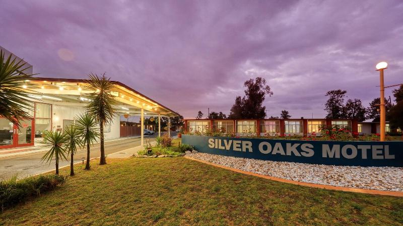 Silver Oaks Motel image