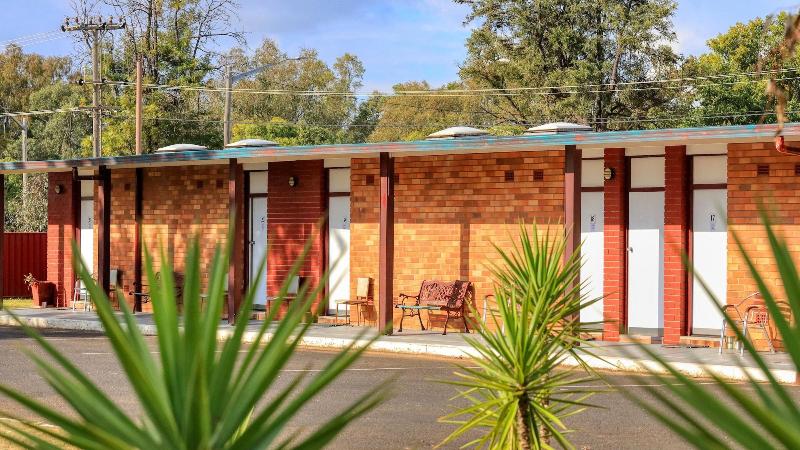 Silver Oaks Motel image