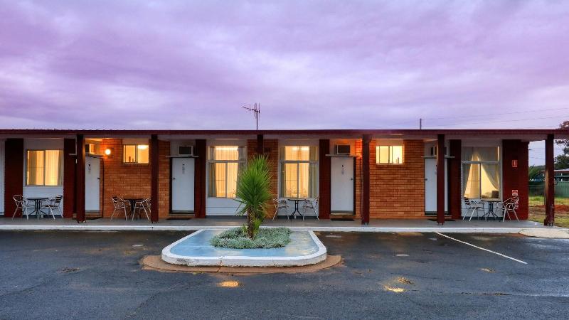 Silver Oaks Motel image