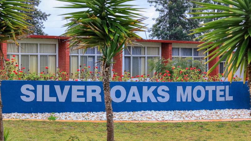 Silver Oaks Motel image