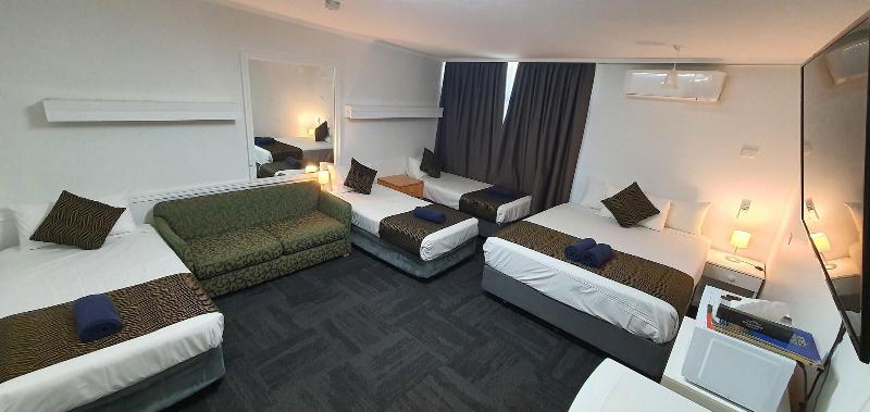 Silver Oaks Motel image