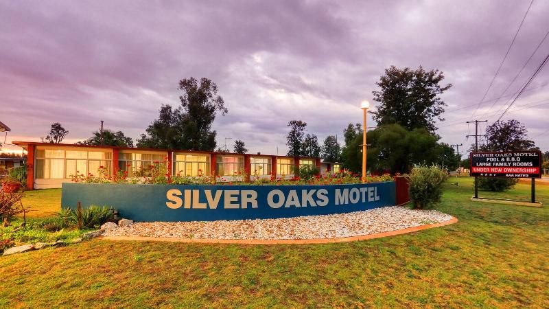 Silver Oaks Motel image