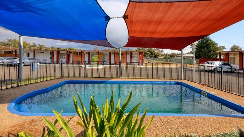 Silver Oaks Motel image