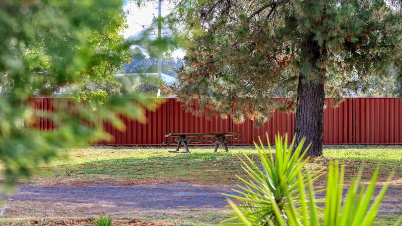 Silver Oaks Motel image