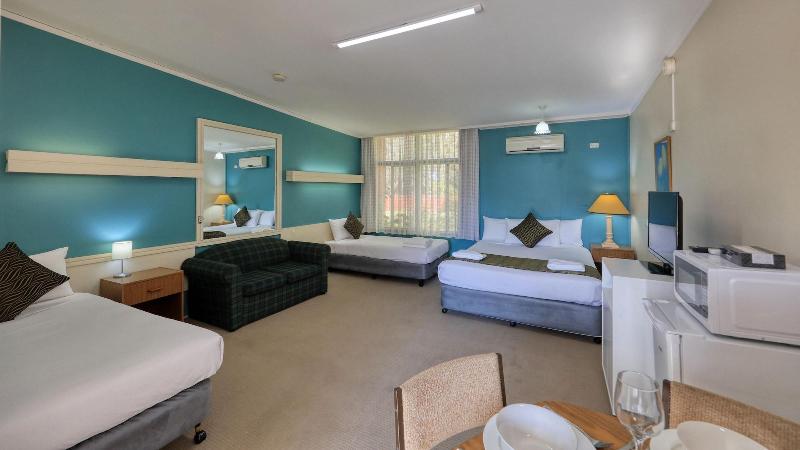 Silver Oaks Motel image