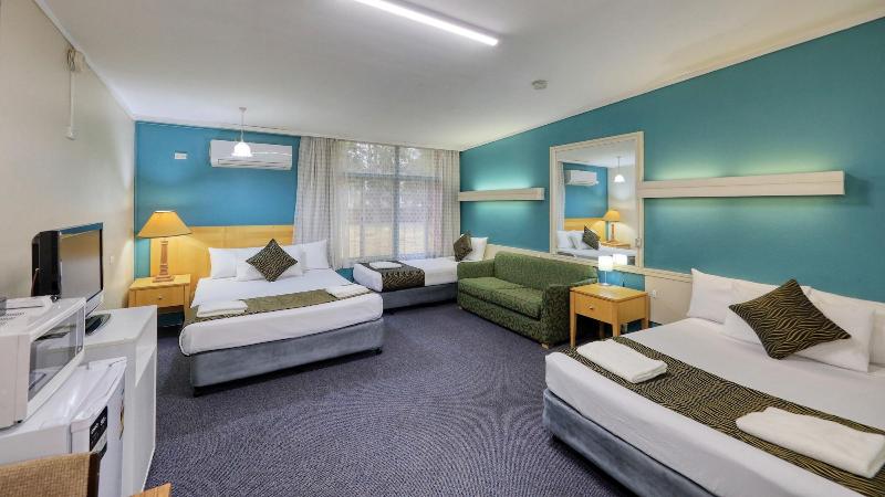 Silver Oaks Motel image