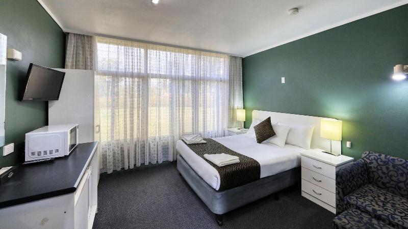 Silver Oaks Motel image