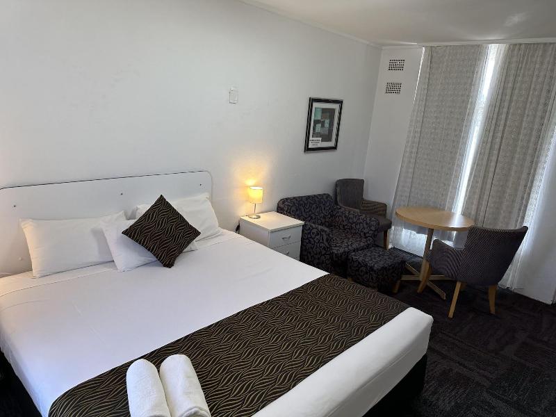 Silver Oaks Motel image