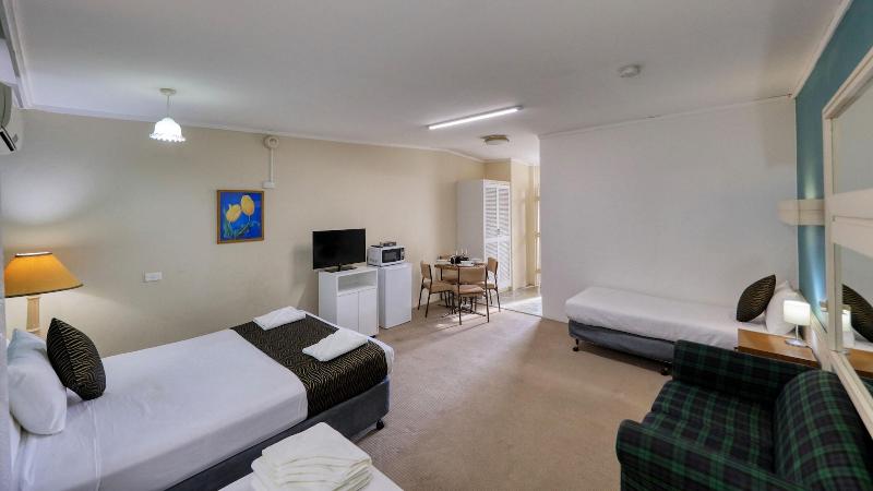 Silver Oaks Motel image