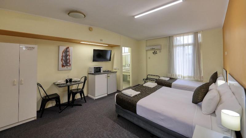 Silver Oaks Motel image