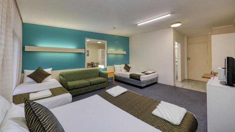 Silver Oaks Motel image