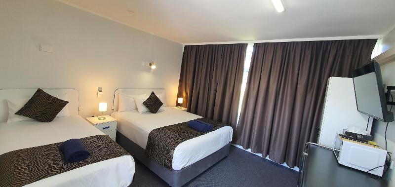 Silver Oaks Motel image