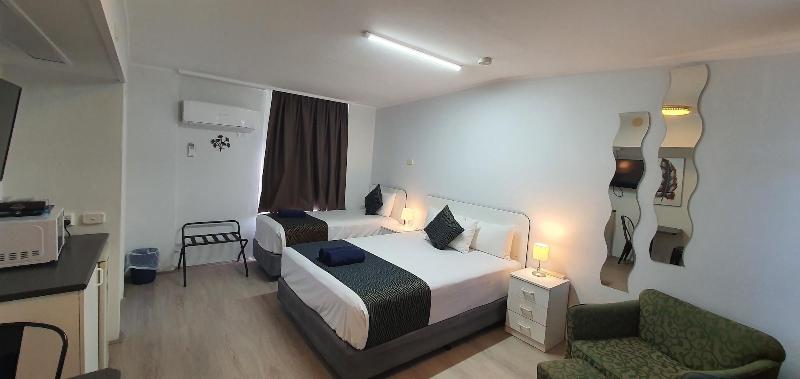Silver Oaks Motel image